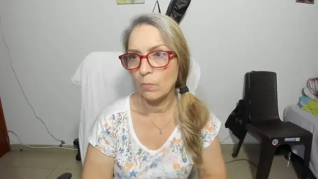 D-yanamilf's Live Chat Room