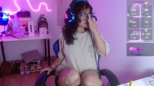 larah_uwu's Webcam Show