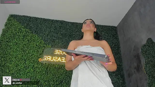 emmiily_z's Webcam Show