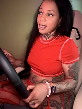 CrownedNyaries' Webcam Show