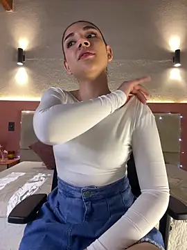 AniiRose 现场性爱视讯表演
