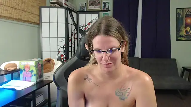 Sarahtineke's Webcam Show