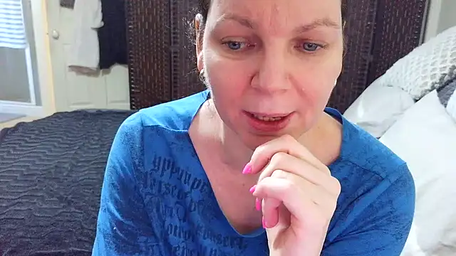 PlayfulcurvyyMilf's Live Sex Cam Show