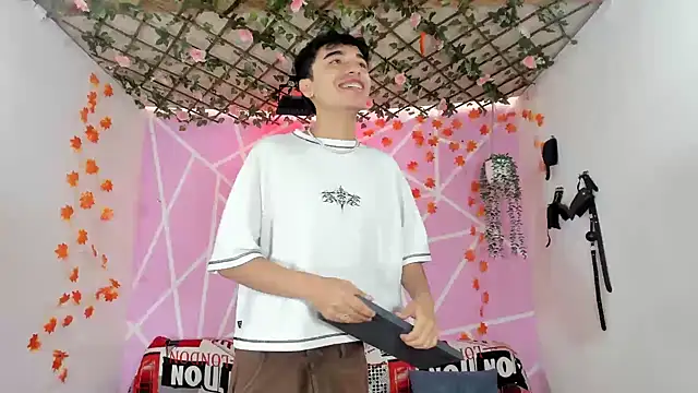 Fresahot2005's Webcam Show