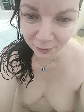 PlayfulcurvyyMilf's Webcam Show