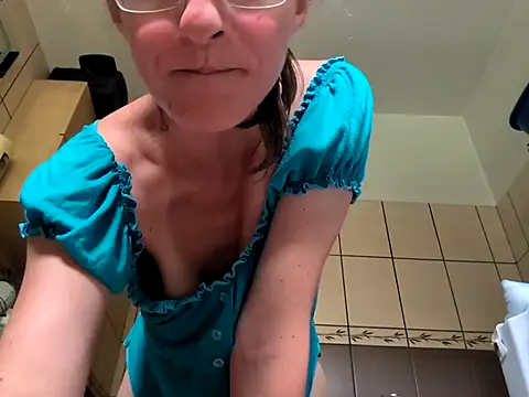 Milky_hairy_mommy Webcam-Show