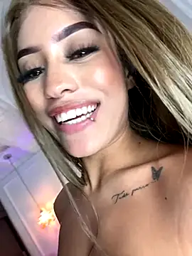 MystiqueXXX's Webcam Show