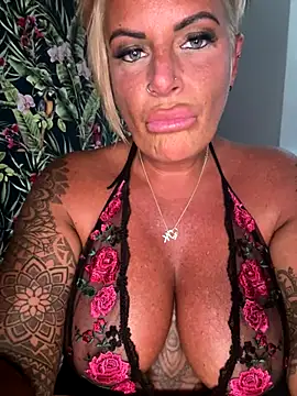 Big-Tits696969's Live Sex Cam Show