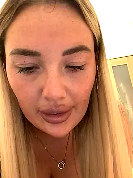 lucy1899x1's Live Sex Cam Show