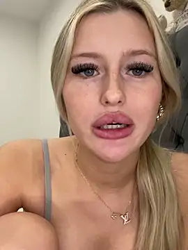 PrettyPrincess69x's Live Sex Cam Show