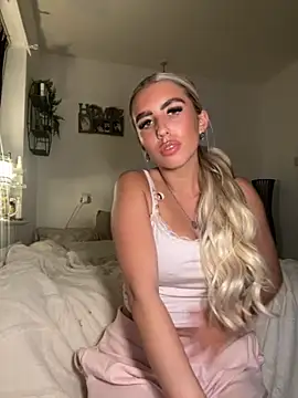 BlondeBetty's Live Sex Cam Show
