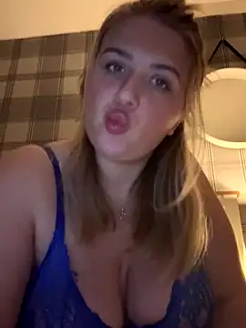 CutieCurvyGirlxo's Live Sex Cam Show