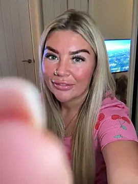 EmilyKingg's Live Sex Cam Show