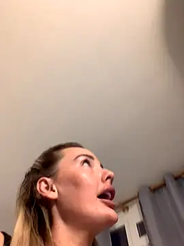 lucy1899x1's Live Sex Cam Show
