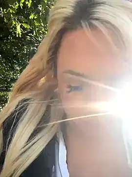 Bustyblondebabe32's Live Sex Cam Show