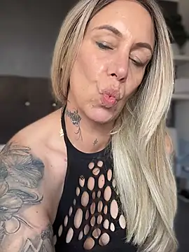 blondebitch2's Live Sex Cam Show
