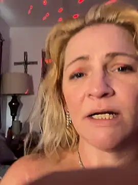 Goldenndoll's Webcam Show