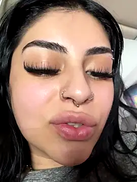 ThickerThanYoBitch's Live Sex Cam Show