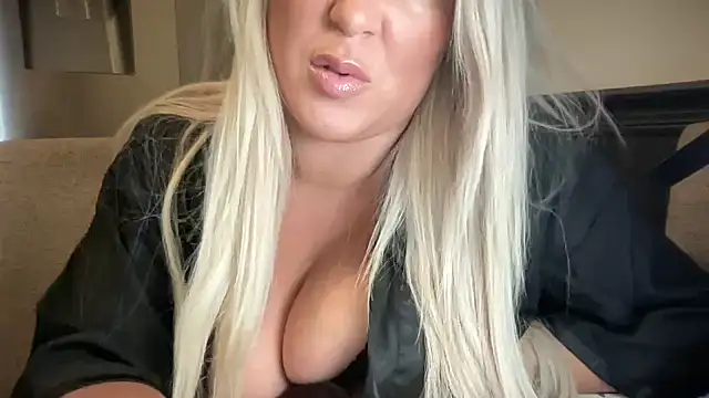Bustyblondebabe32's Live Sex Cam Show