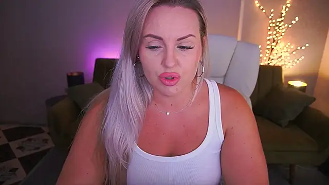 KiraCandyS' Live Sex Cam Show