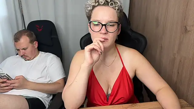 MrMrsRight's Webcam Show
