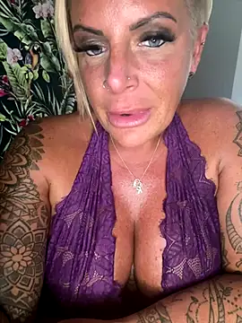 Big-Tits696969's Live Sex Cam Show
