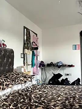 itsyourgirltee's Live Sex Cam Show