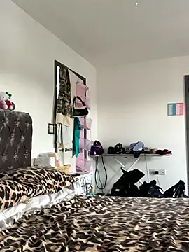 itsyourgirltee's Live Sex Cam Show
