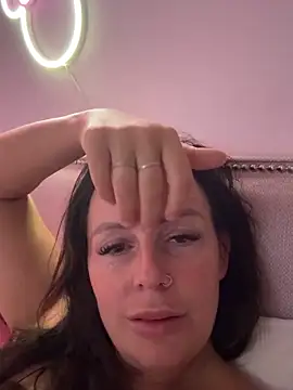 nightingale27's Live Sex Cam Show