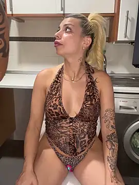 Noeliagglow's Live Sex Cam Show