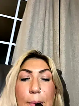 LittleMissEeve's Live Sex Cam Show
