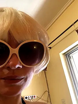 juliaoneandonly's Live Sex Cam Show