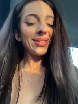 Yesmoree's Live Sex Cam Show