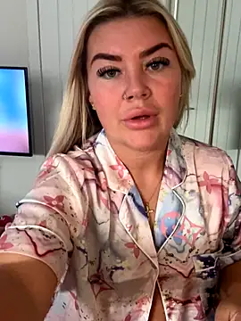 EmilyKingg's Live Sex Cam Show