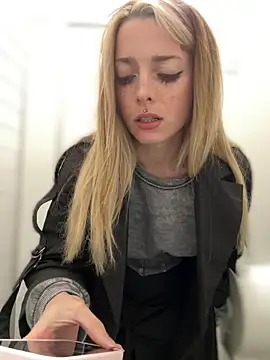 LoraaDoll Videochat live