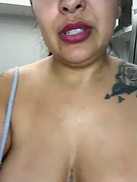 latina_curvy22's Webcam Show