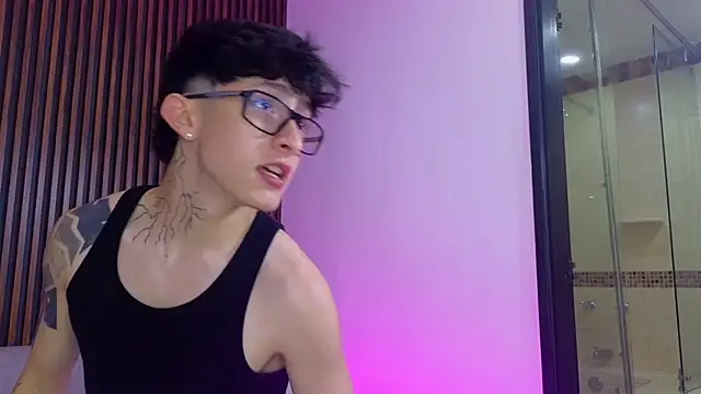 troy_rouge's Webcam Show