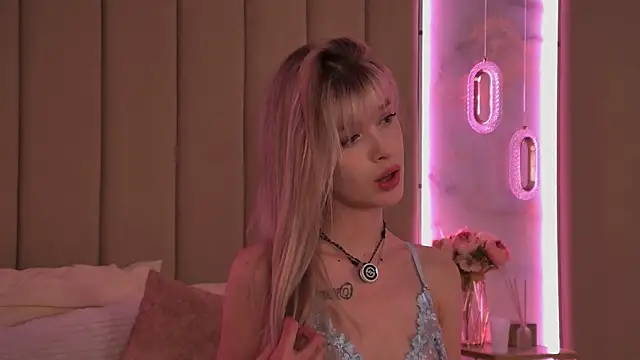 BellaSecrett's Webcam Show
