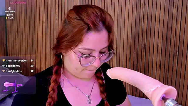 alana_glasses' Webcam Show