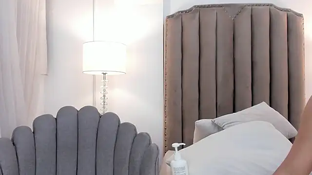 MiaLure1's Webcam Show