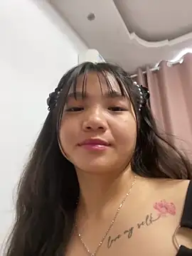 Emlyly-18's Webcam Show
