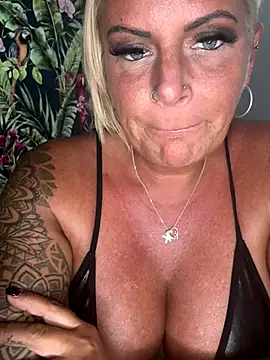 Big-Tits696969's Live Sex Cam Show
