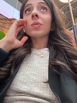 Yesmoree's Live Sex Cam Show