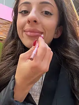 Yesmoree's Live Sex Cam Show