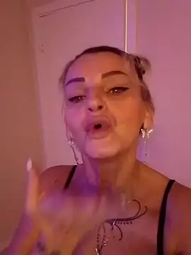 SynthiaGoldDevil's Live Sex Cam Show