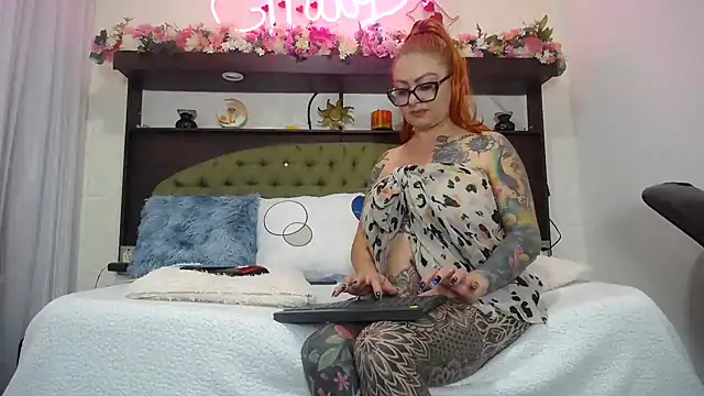EMILY_ROUSSE71's Webcam Show