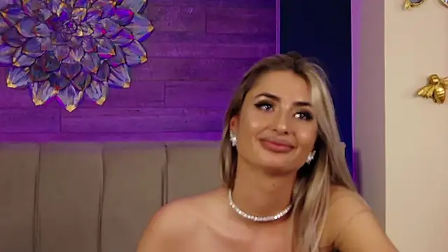 LoraDevine's Webcam Show
