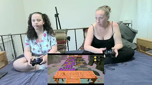 ShyAndHappyCdns' Live Sex Cam Show