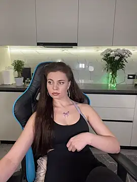 CurlyLara's Webcam Show