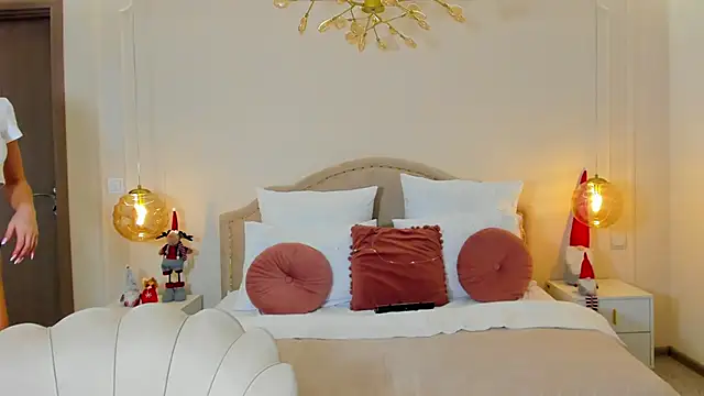 SaintLora's Webcam Show